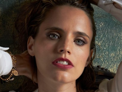 Anna Calvi dnes vydáva svoj nový album One Breath a na svetovom turné k nemu sa 4. marca 2014 predstaví aj na Slovensku. 